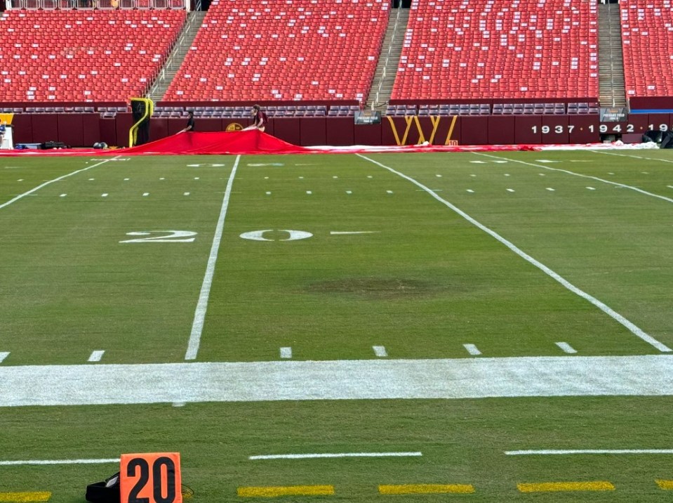 Read more about the article Eagle-eyed fans notice Commanders’ field covered in brown spots after bizarre ‘malfunction’