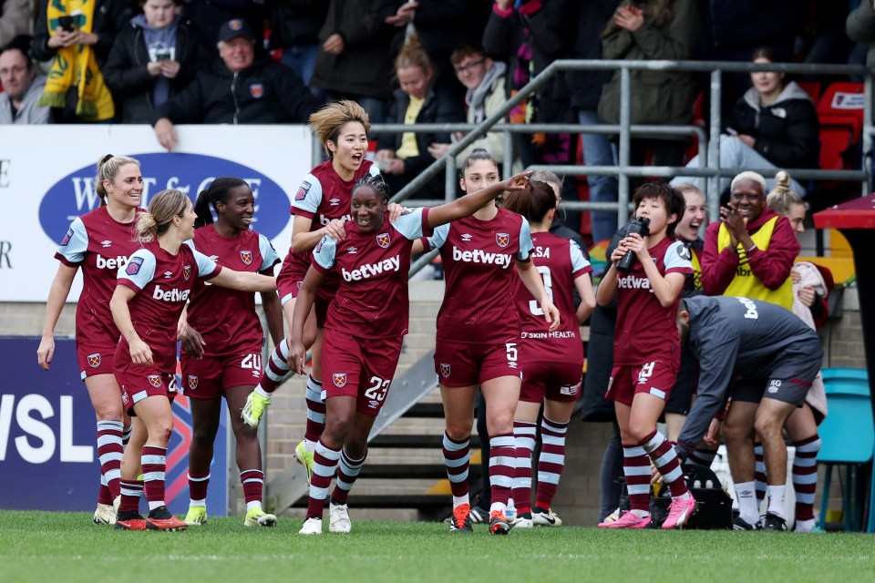 Read more about the article ‘Passionate’ West Ham welcome captain back to WSL and shine light on ‘something greater’ 