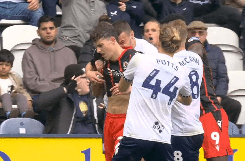 You are currently viewing ‘I’ve got a bite mark!’ – Preston’s Milutin Osmajic appears to bite Blackburn’s Owen Beck but Liverpool loanee gets sent off