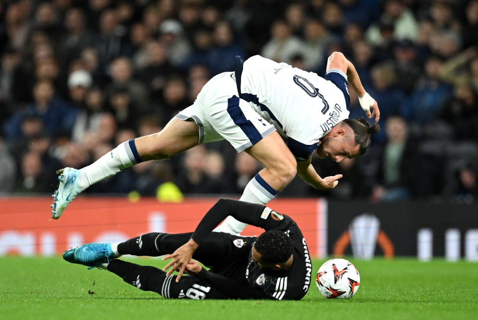 You are currently viewing Tottenham star Radu Dragusin sets two unwanted European records following red card in Europa League clash vs Qarabag