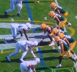 Read more about the article Green Bay Packers center VOMITS before snapping the ball but still manages to protect QB from blitz