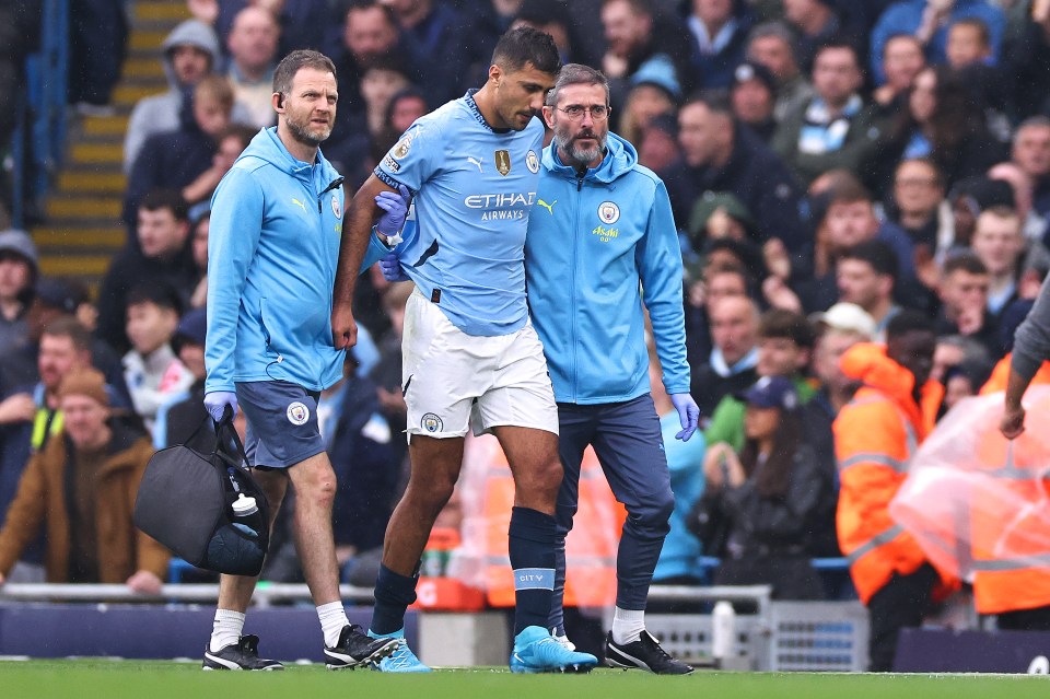 You are currently viewing Pep Guardiola gives Man City fans hope in fresh update on Rodri knee injury