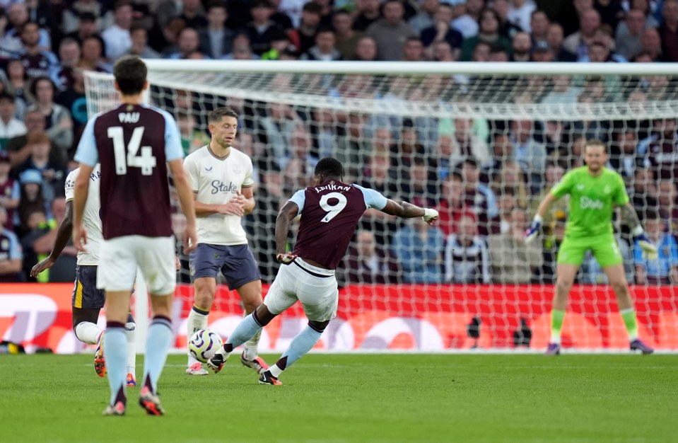 You are currently viewing Aston Villa super sub John Duran leaves Emi Martinez speechless as Everton throw away ANOTHER two-goal lead