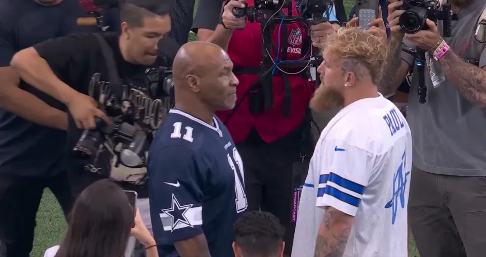 You are currently viewing Jake Paul mocks miserable-looking Mike Tyson on big screen after pitch face-off at Dallas Cowboys game