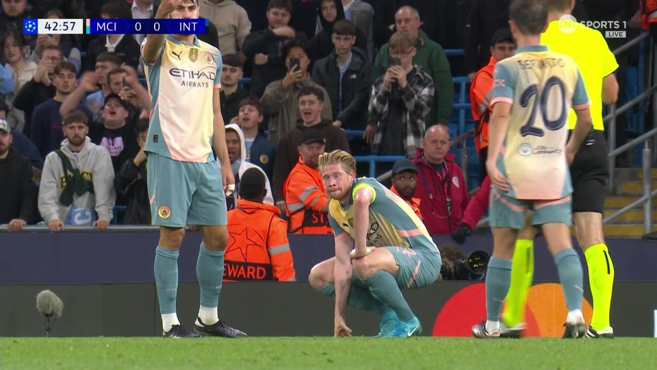 You are currently viewing Kevin De Bruyne leaves Man City match with suspected injury in worrying scenes ahead of Arsenal clash