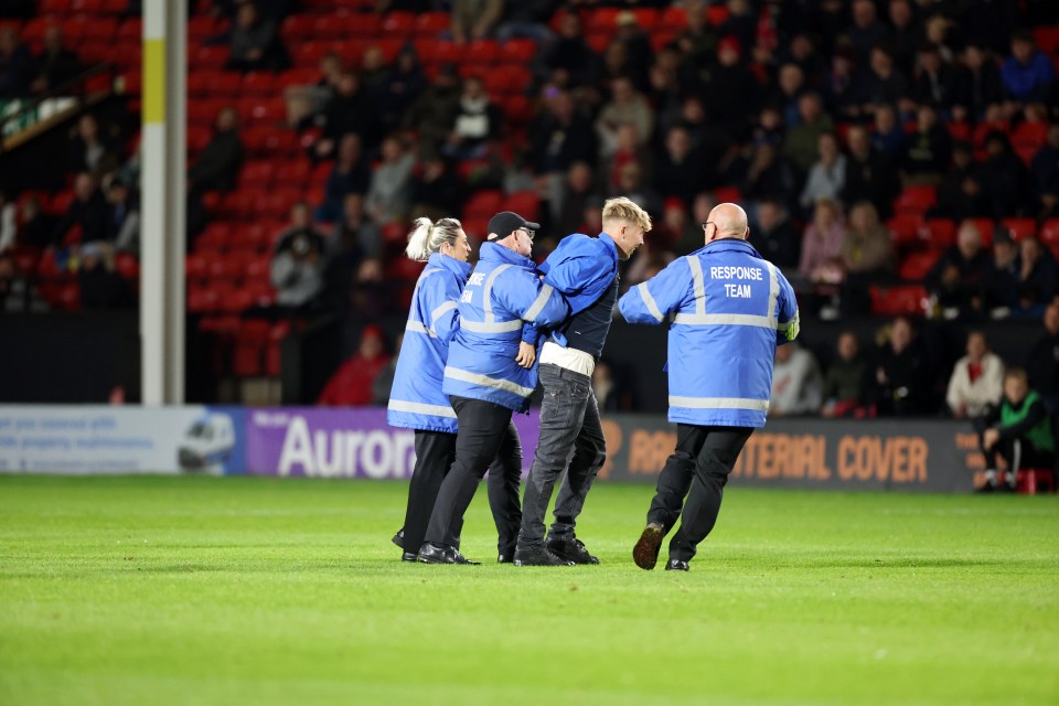 You are currently viewing Leicester fan tackled by Walsall player after running onto pitch to berate Steve Cooper during Carabao Cup tie