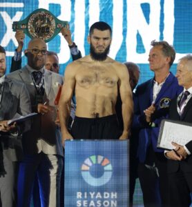 Read more about the article ‘Both in killer shape’ – Artur Beterbiev and Dmitry Bivol show off stunning ripped physiques during tense final face-off