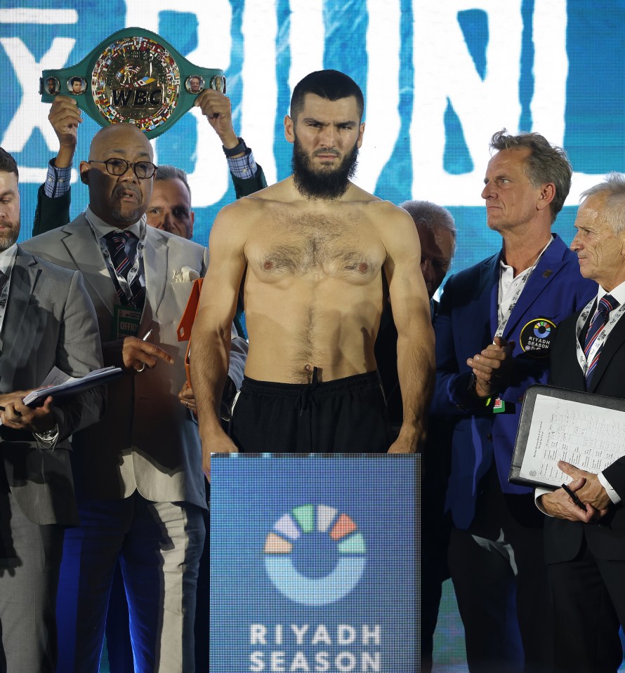 You are currently viewing ‘Both in killer shape’ – Artur Beterbiev and Dmitry Bivol show off stunning ripped physiques during tense final face-off