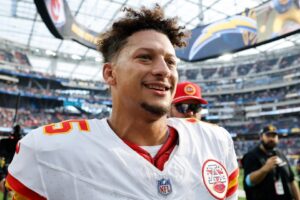 Read more about the article Trash-talking Patrick Mahomes screams in ex Chiefs teammate’s face as he wildly celebrates Royals tying game vs Yankees