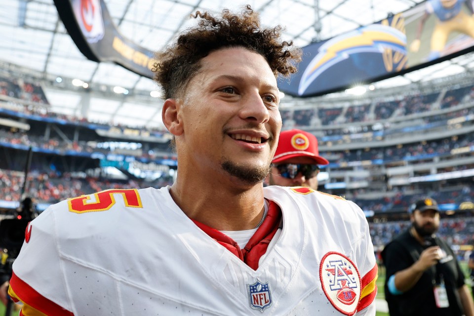 You are currently viewing Trash-talking Patrick Mahomes screams in ex Chiefs teammate’s face as he wildly celebrates Royals tying game vs Yankees