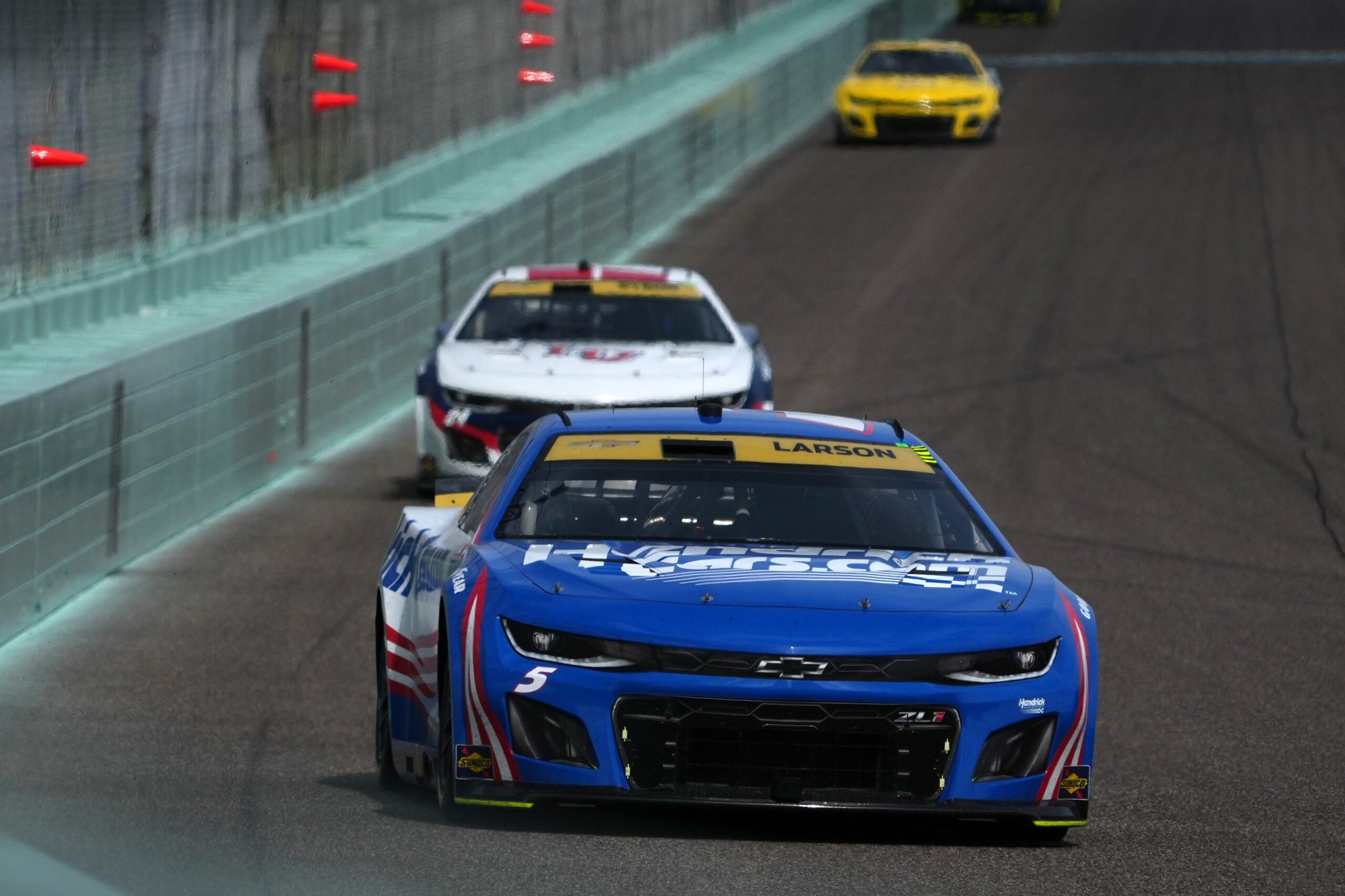 You are currently viewing Kyle Larson hits wall in Homestead NASCAR race, damages car in playoff run