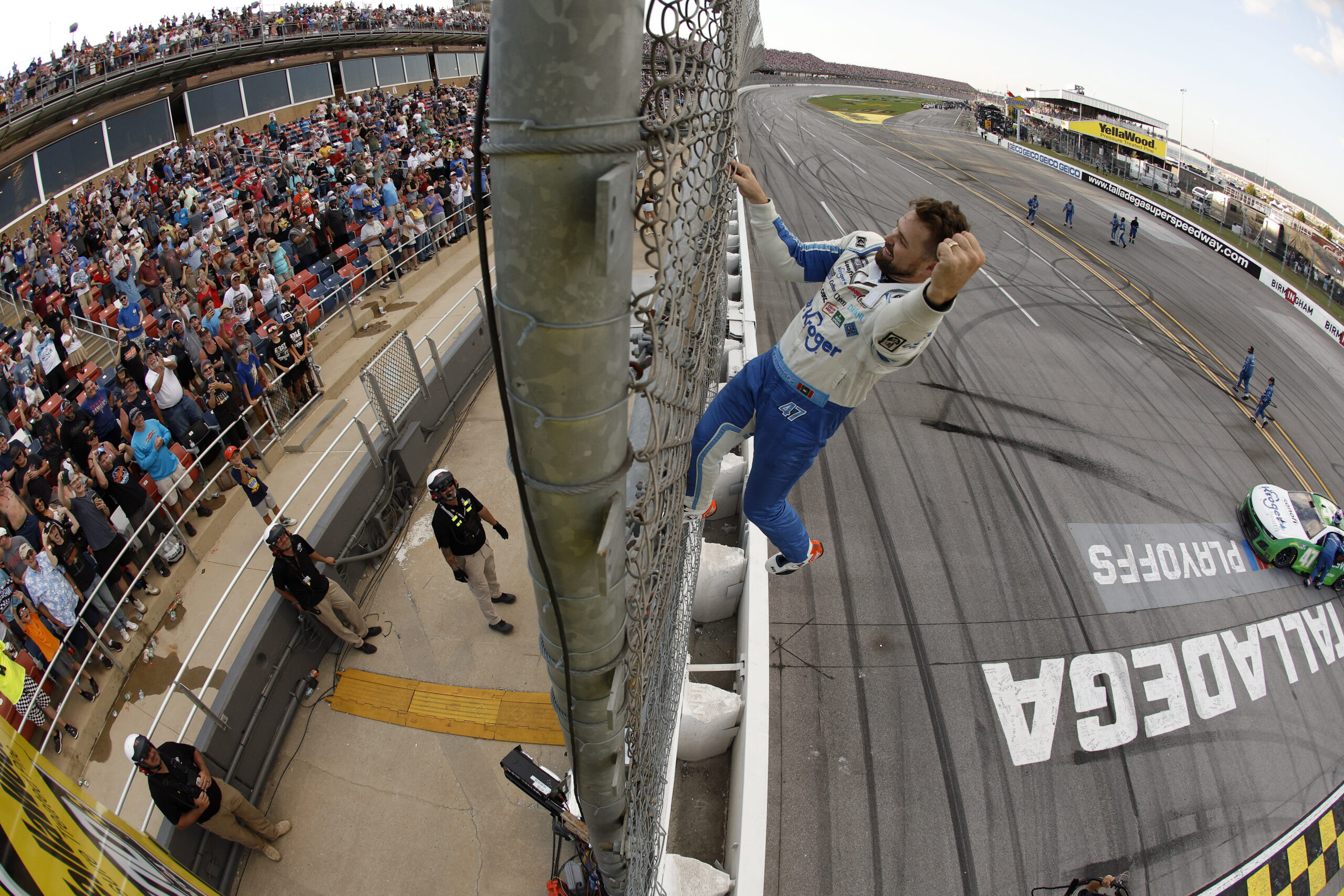 You are currently viewing NASCAR: Ricky Stenhouse Jr. wins at Talladega after a record-setting crash