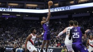 Read more about the article What we learned as new Kings duo Fox, DeRozan fuel first win of season