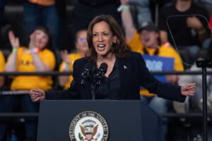 Read more about the article Kamala Harris hits back at motives behind Lewis Hamilton support after Donald Trump ‘endorsed’ F1 rival