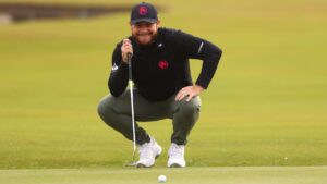 Read more about the article Tyrrell Hatton ties Old Course record to lead; Nicolas Colsaerts one back after albatross