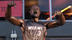 Read more about the article Draymond dumbfounded by Heat’s blunder of Wade statue