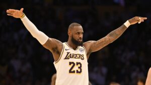 Read more about the article LeBron James: ‘I plan on playing every game.’ All 82. The Lakers may need that.