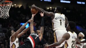 Read more about the article Watch Brandon Ingram hit game-winning shot, Zion Williams with game-saving block