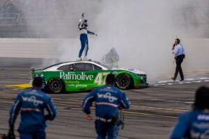 Read more about the article WATCH: Ricky Stenhouse Jr. climbs fence at Talladega Superspeedway to celebrate YellaWood 500 win