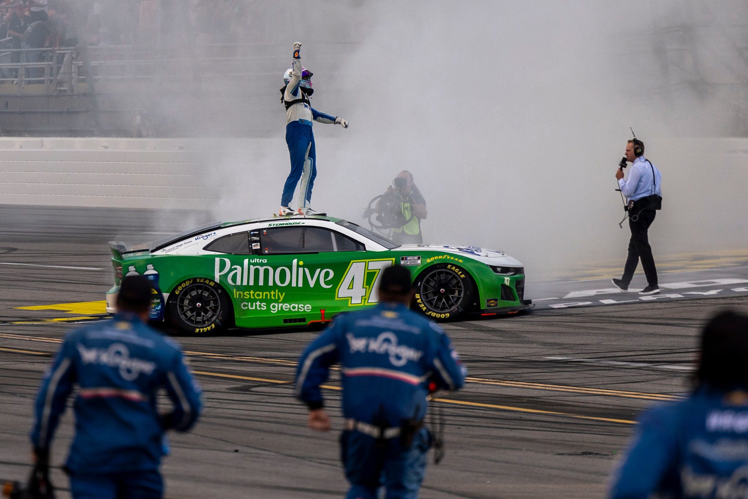 You are currently viewing WATCH: Ricky Stenhouse Jr. climbs fence at Talladega Superspeedway to celebrate YellaWood 500 win