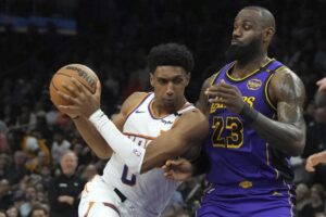 Read more about the article LeBron James’ gambit doesn’t pan out as Lakers lose to Suns