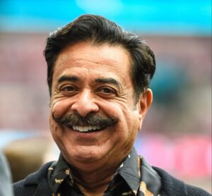 Read more about the article Jacksonville Jaguars and Fulham owner Shahid Khan sails insane $450m yacht down the River Thames that has own basketball court