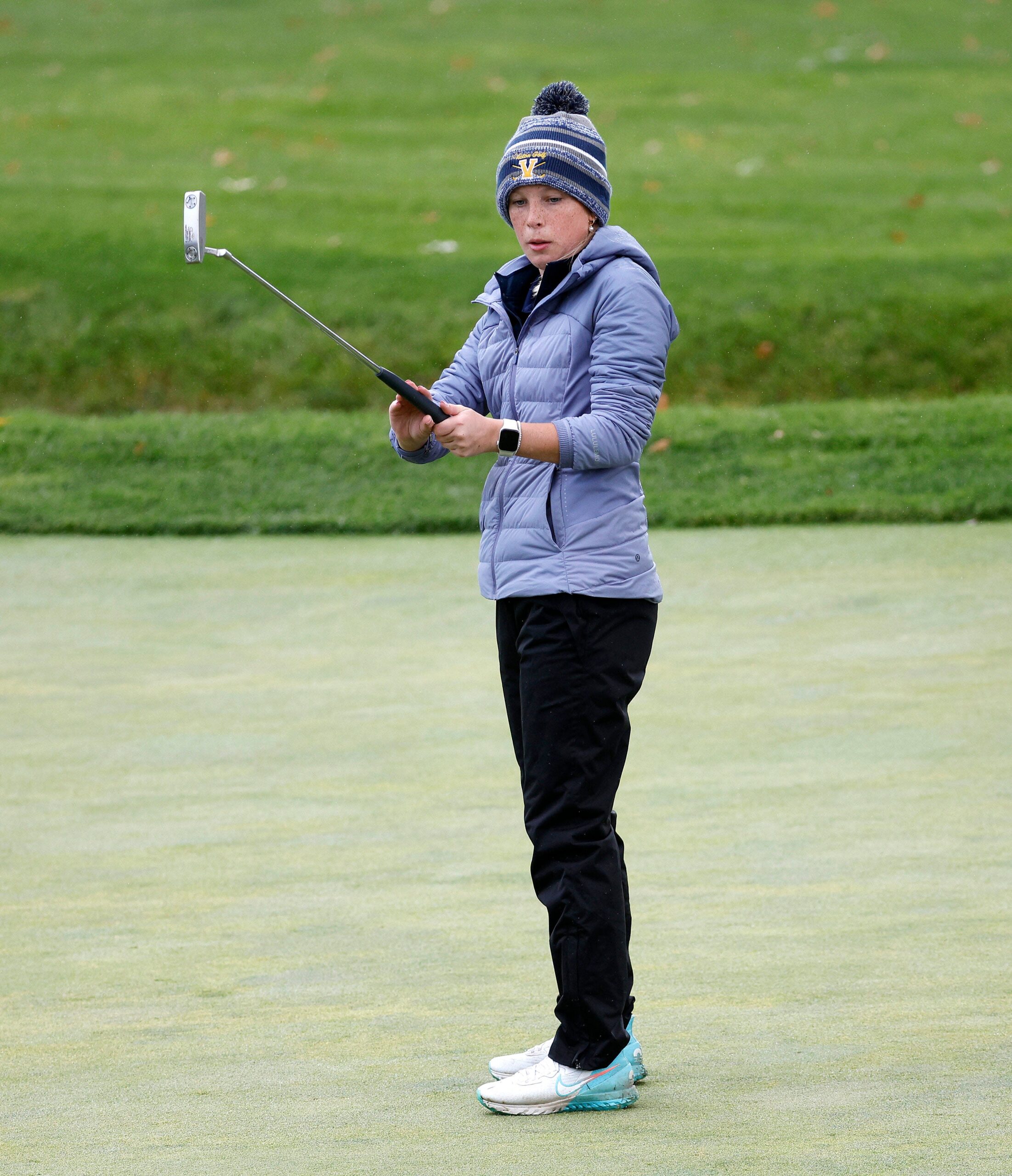 You are currently viewing Through wind and cold and sometimes rain, Victor junior runs away with girls golf title