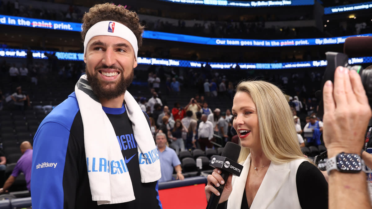 You are currently viewing Klay nostalgically signs Warriors jersey after Mavericks debut