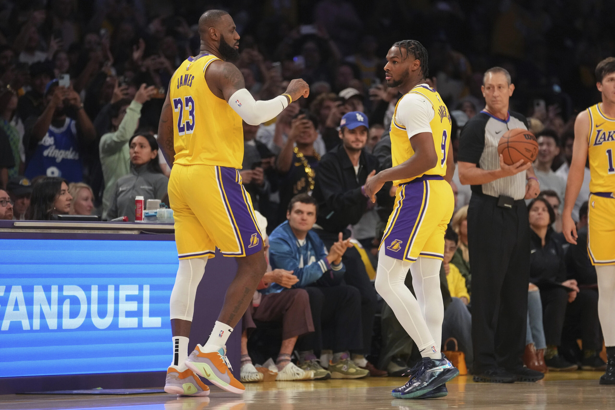 You are currently viewing LeBron and Bronny James return home, both take the court in Lakers game in Cleveland