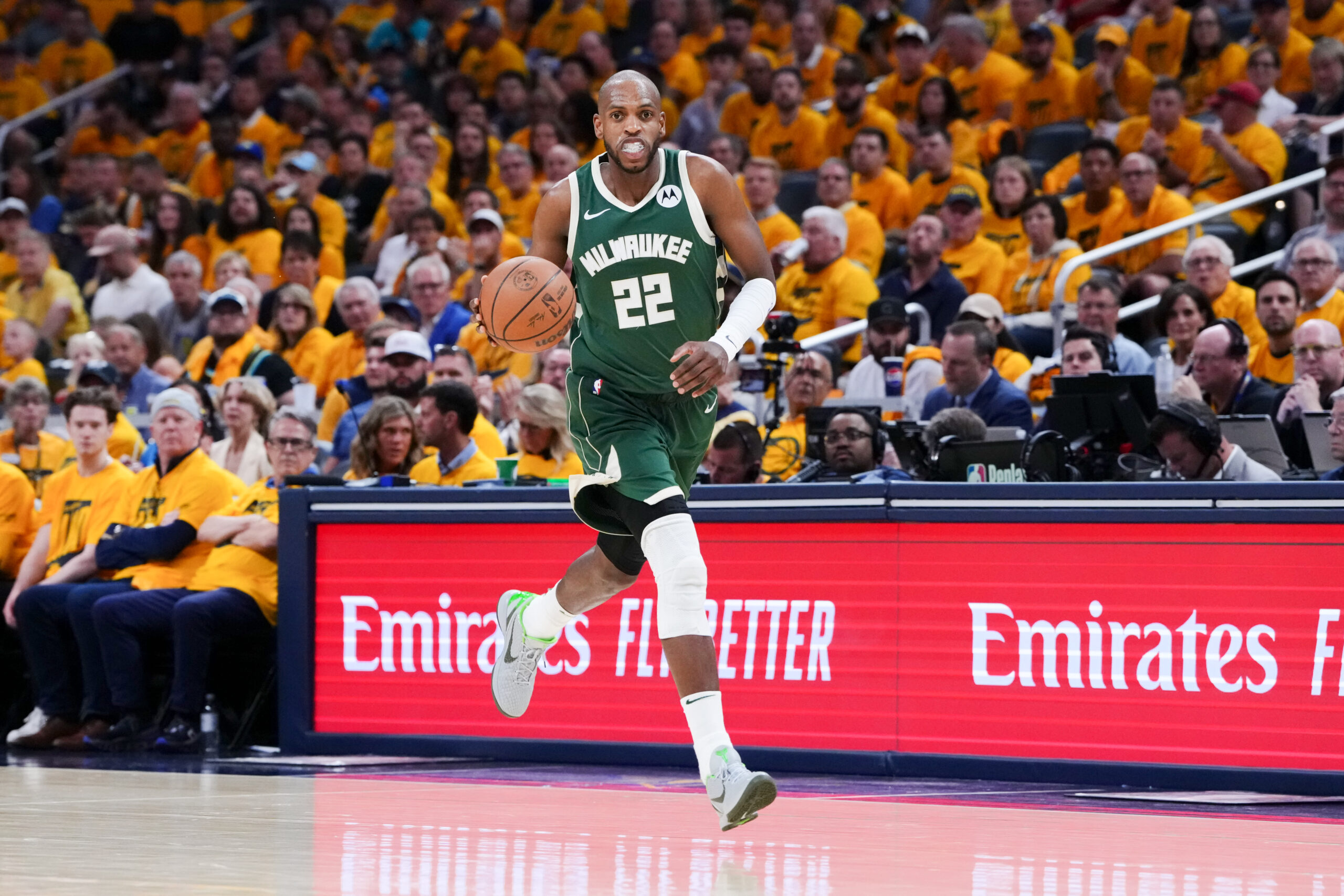 You are currently viewing Khris Middleton will reportedly miss Bucks’ season opener against 76ers