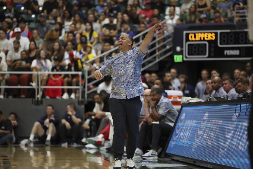 You are currently viewing With six new players, Clippers coach Tyronn Lue is teaching again