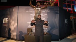 Read more about the article Watch Dwyane Wade’s statue unveiling in Miami