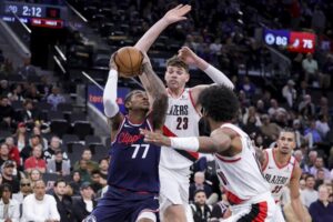 Read more about the article Clippers, becoming experts at close games, lose a tight one to Portland