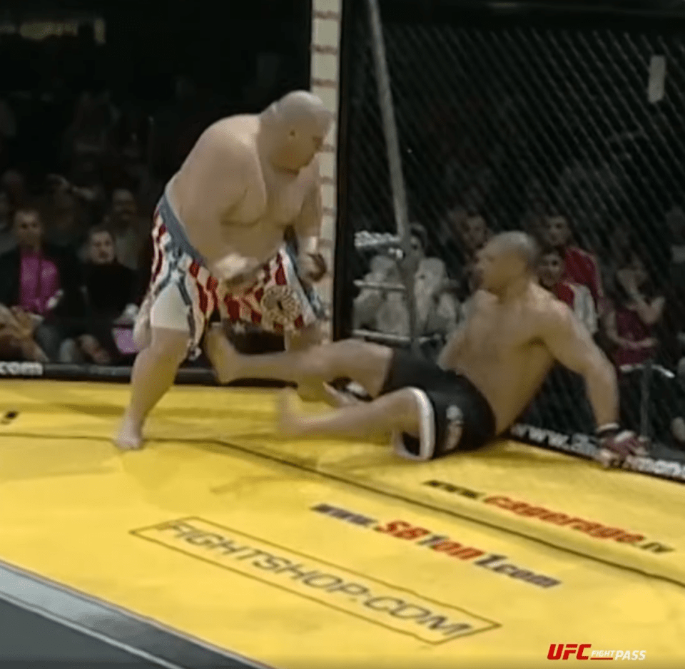 You are currently viewing Butterbean bounced MMA fighter’s head off the cage in brutal 43-second KO but his opponent kept fighting while semi-conscious