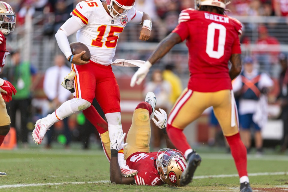 You are currently viewing ‘I’m a little heavy’ – Patrick Mahomes mows down Malik Mustapha as 49ers star is brutally welcomed to the NFL