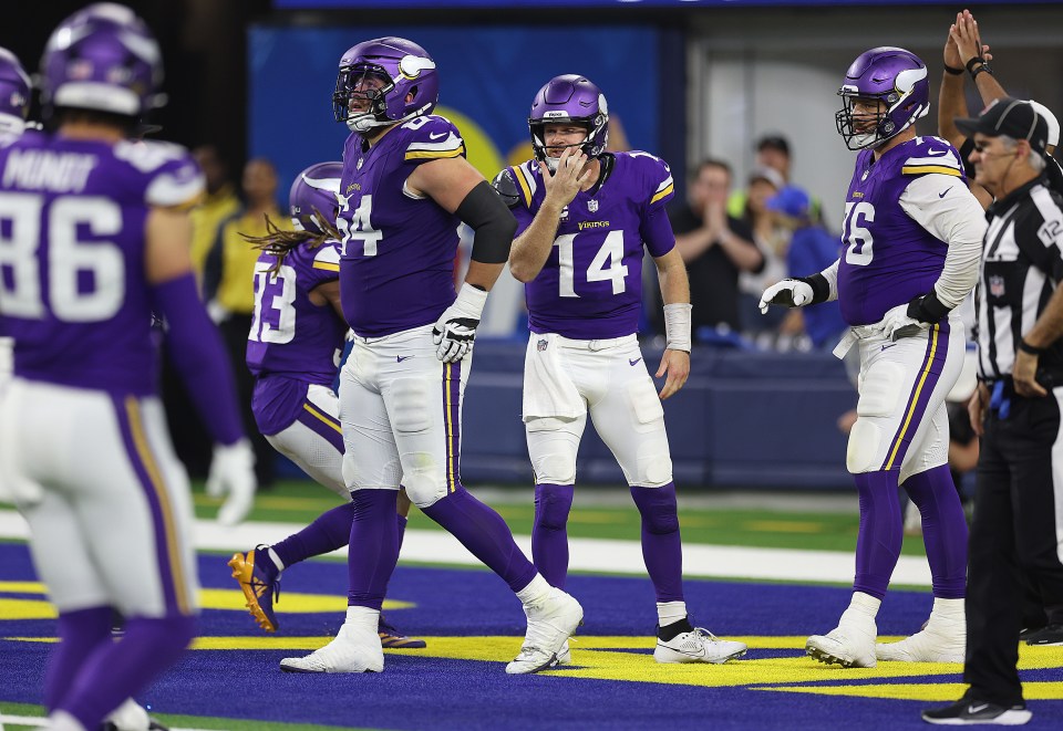 You are currently viewing ‘Never decide a game’ – Internet explodes over face mask fury that denies Minnesota Vikings comeback hopes