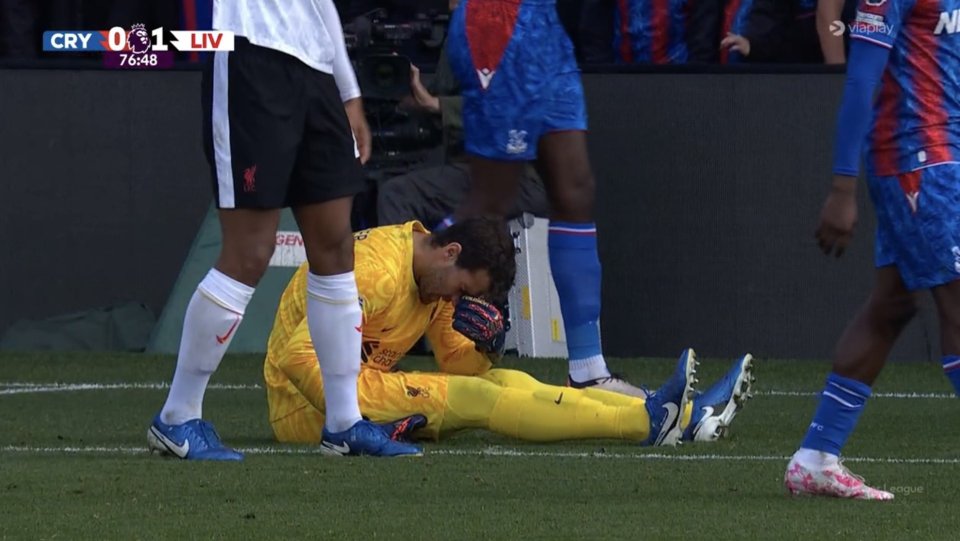 You are currently viewing Alisson visibly furious as injury forces Liverpool to give goalkeeper unplanned debut