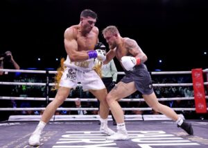 Read more about the article Jake Paul made ‘crafty’ change to Tommy Fury fight which saw rival thrown into chaos before win