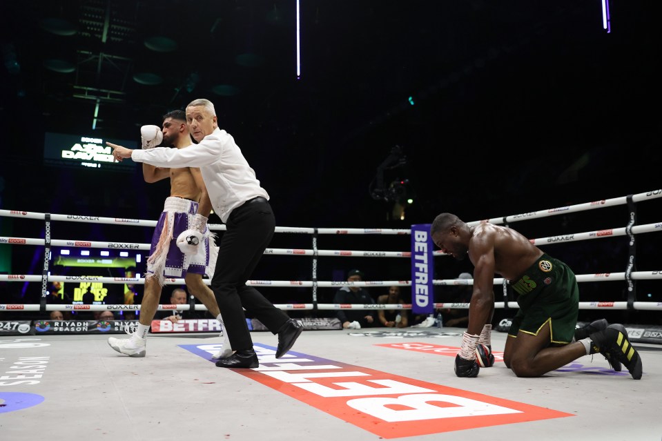 Read more about the article Adam Azim knocks out Ohara Davies with vicious left hook to cap off impressive display