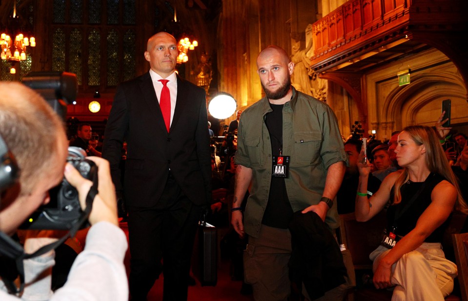 You are currently viewing Oleksandr Usyk cosplays as video game character and gets Tyson Fury to sign picture of him getting dropped in bizarre and hilarious press conference