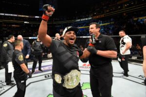 Read more about the article ‘Strong now!’ – Daniel Cormier gets giggles as he jokingly tests Alex Pereira’s grappling skills ahead of UFC 307 title bout