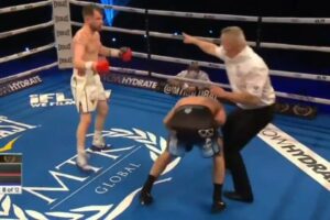 Read more about the article Boxer viciously knocked out opponent who had his back turned after total confusion when referee changed his mind