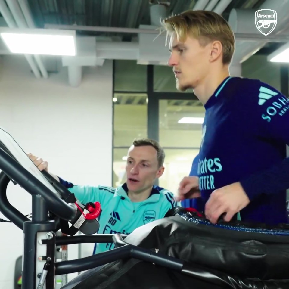 Read more about the article Arsenal fans given worrying update on Martin Odegaard return despite training footage