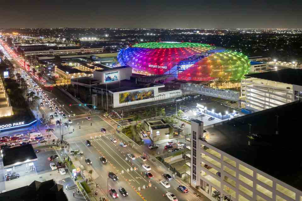 You are currently viewing Stunning new footage of LA Clippers’ $2 billion NBA ‘Halo Dome’ that rivals Borussia Dortmund’s ‘Yellow Wall’ 