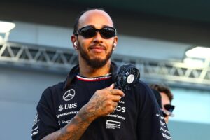 Read more about the article Lewis Hamilton reacts to ‘over the edge’ Red Bull ‘bib’ trick