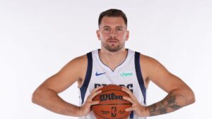 Read more about the article Luka Doncic suffered bruised calf after hit, will be re-evaluated in a week