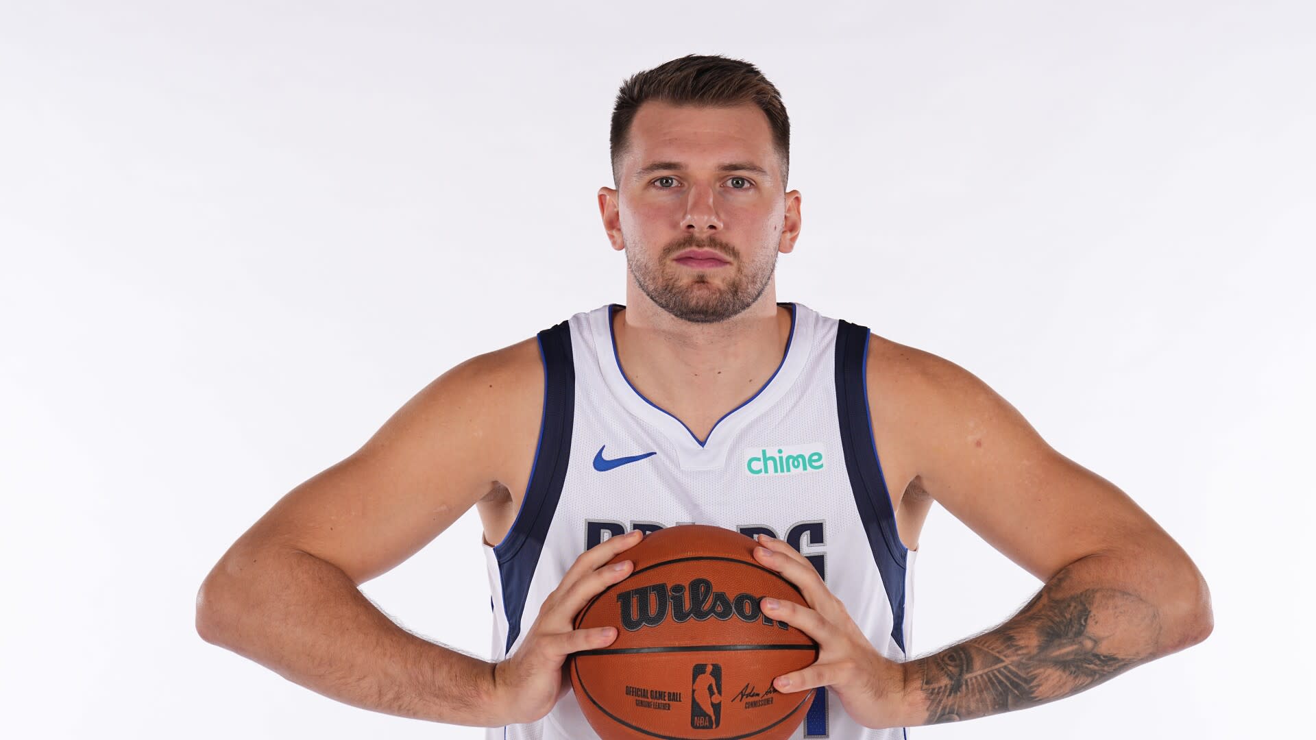 You are currently viewing Luka Doncic suffered bruised calf after hit, will be re-evaluated in a week