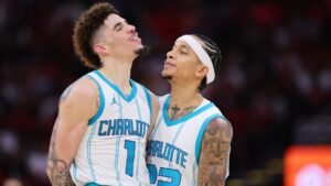 Read more about the article LaMelo Ball is back, watch him drop 34 points, 11 assists sparking Hornets comeback win