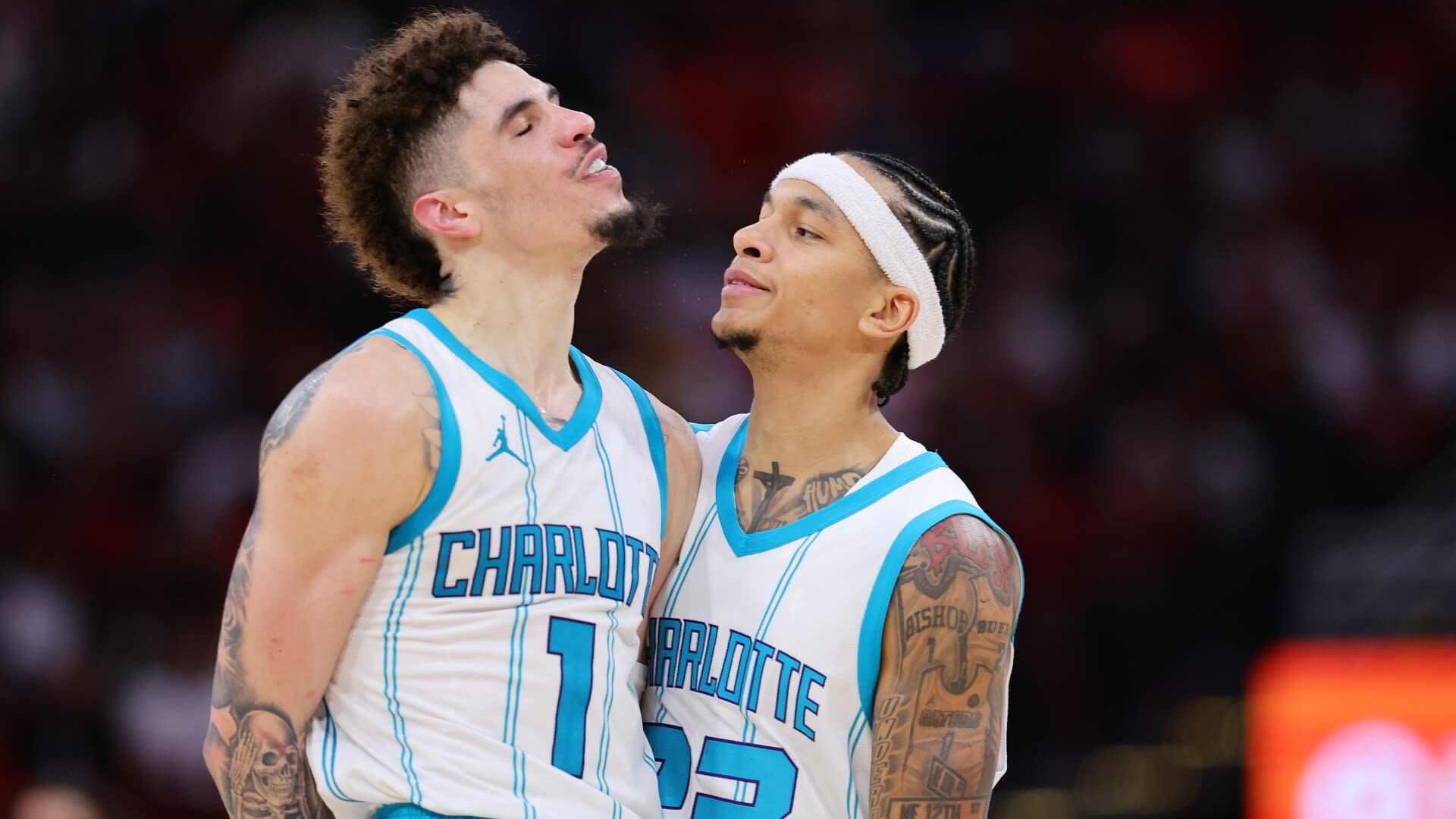 You are currently viewing LaMelo Ball is back, watch him drop 34 points, 11 assists sparking Hornets comeback win