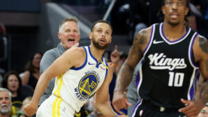 Read more about the article Steph exits Warriors-Kings preseason game after jamming finger